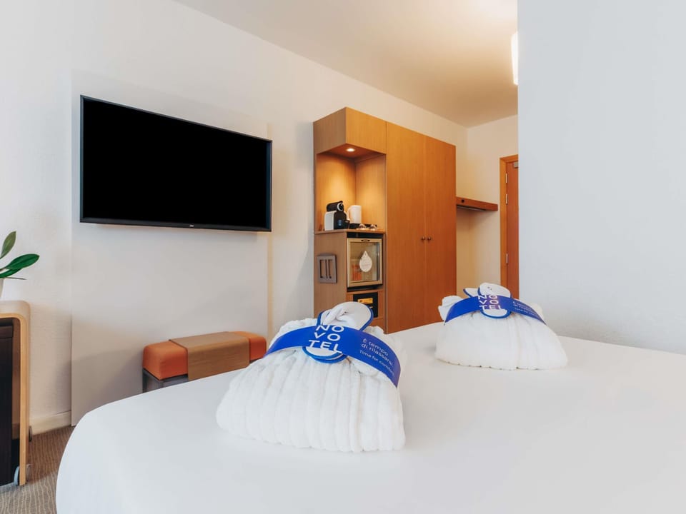 Executive Room, 1 King Bed with Sofa bed | Premium bedding, down comforters, memory foam beds, minibar