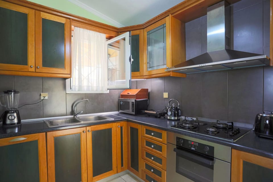 House | 3 bedrooms, desk