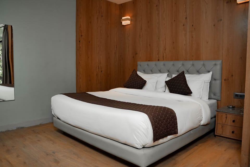 Deluxe Double Room | In-room safe, iron/ironing board, free WiFi