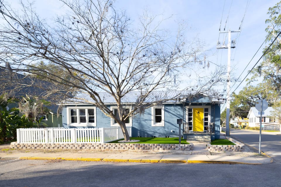 Saragossa Sunshine is located within the Historic Downtown district of St. Augustine and is walking distance to attractions and restaurants.