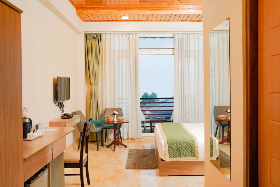 Luxury Suite | In-room safe, blackout drapes, soundproofing, iron/ironing board