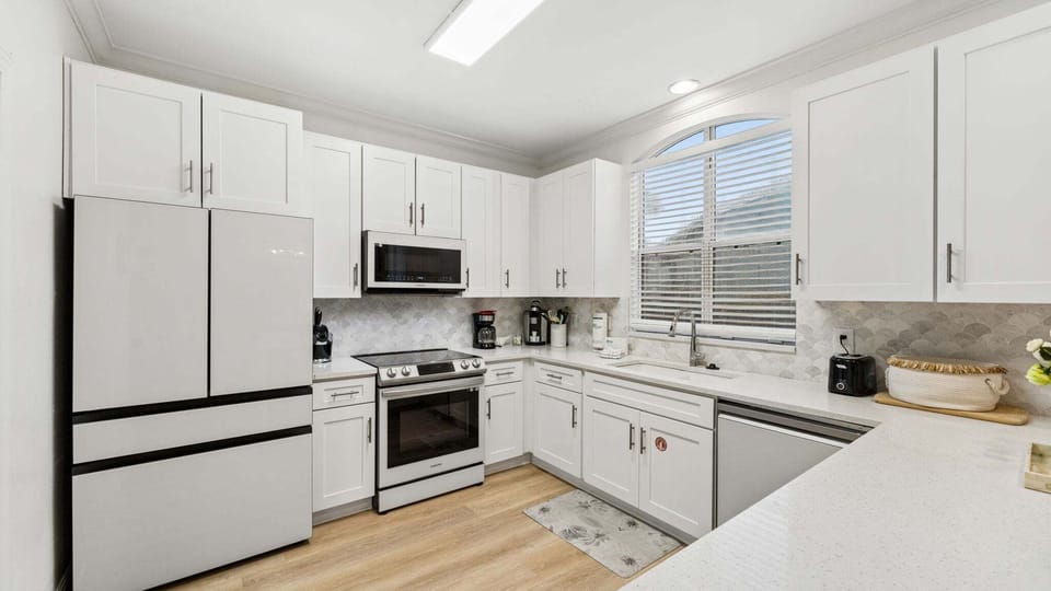 Fully equipped kitchen with everything to whip up a meal
