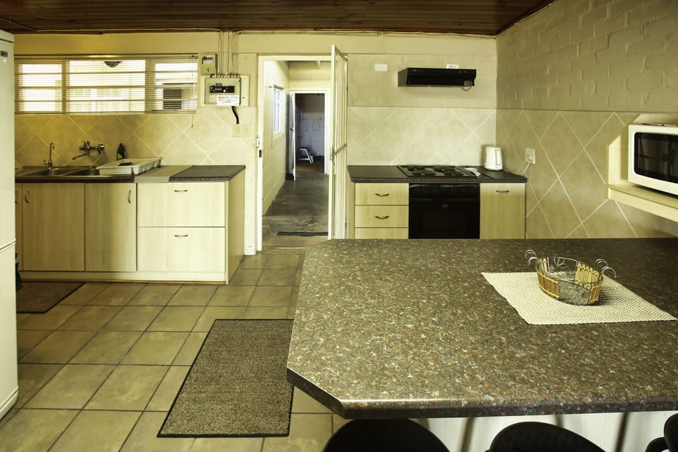 Comfort House | Private kitchen | Full-size fridge, microwave, oven, stovetop
