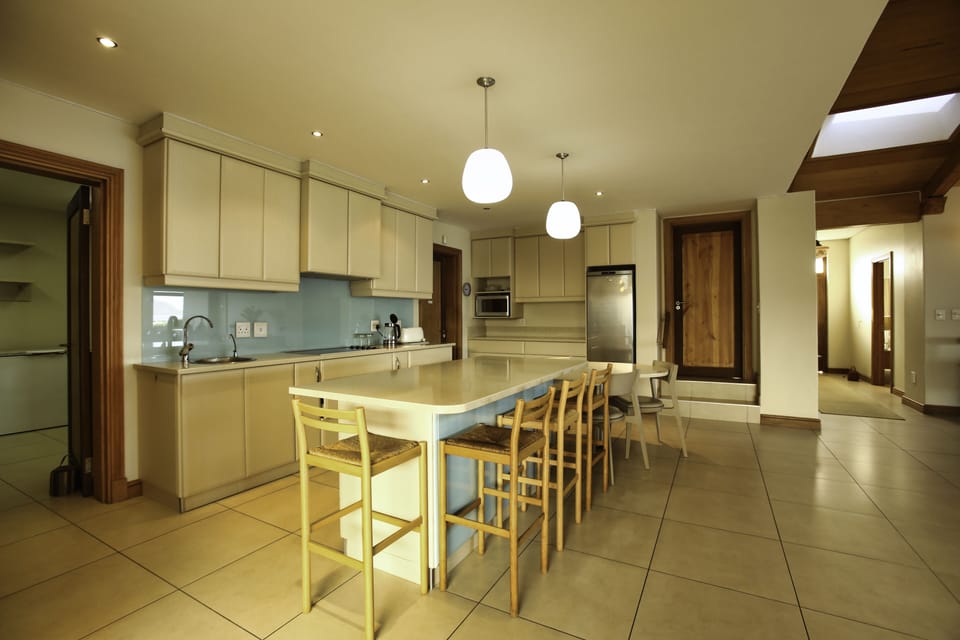 Deluxe House | Private kitchen | Full-size fridge, microwave, oven, stovetop