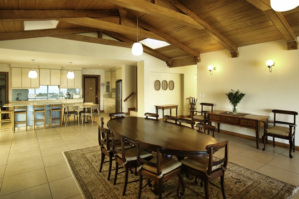 Deluxe House | Dining room