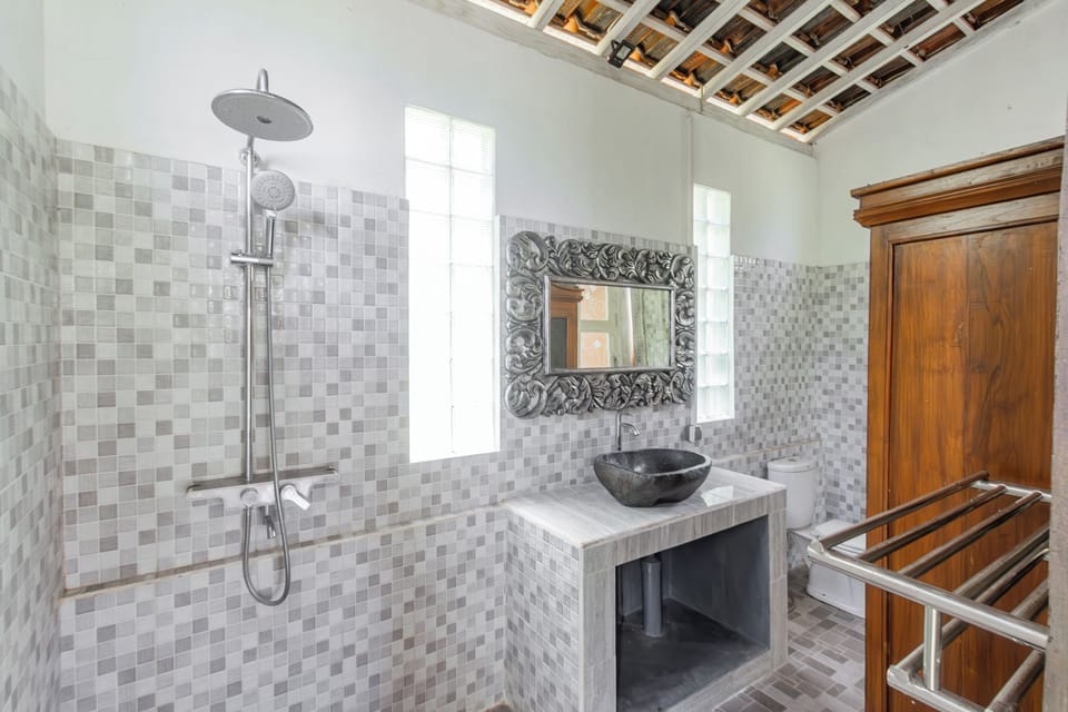 Deluxe Double Room | Bathroom | Shower, towels, soap