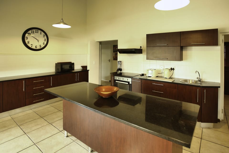 Comfort House | Private kitchen | Full-size fridge, microwave, oven, stovetop