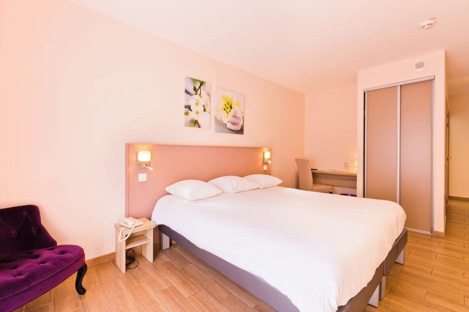 Superior Double Room, 1 Queen Bed | Premium bedding, pillowtop beds, desk, laptop workspace