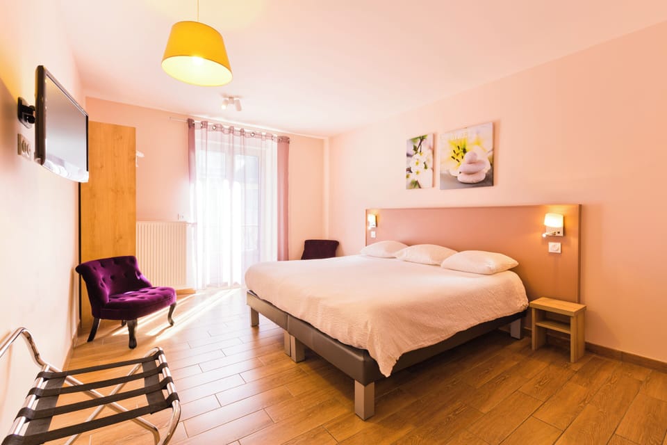 Superior Double Room, 1 Queen Bed | Premium bedding, pillowtop beds, desk, laptop workspace