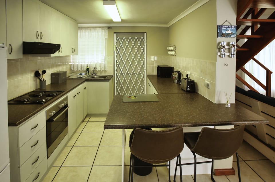 Comfort House | Private kitchen | Full-size fridge, microwave, oven, stovetop
