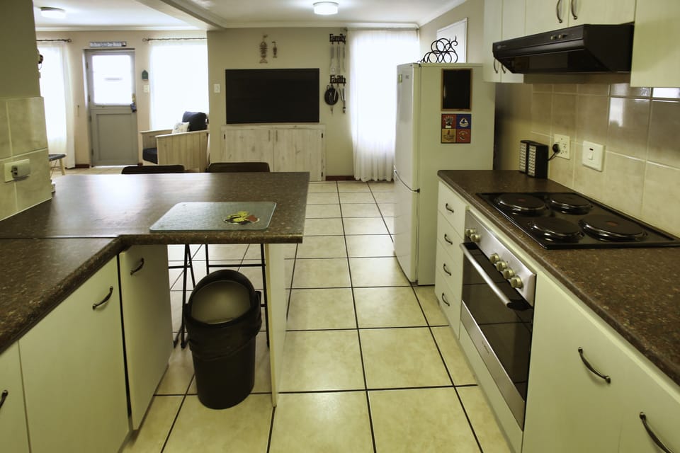 Comfort House | Private kitchen | Full-size fridge, microwave, oven, stovetop