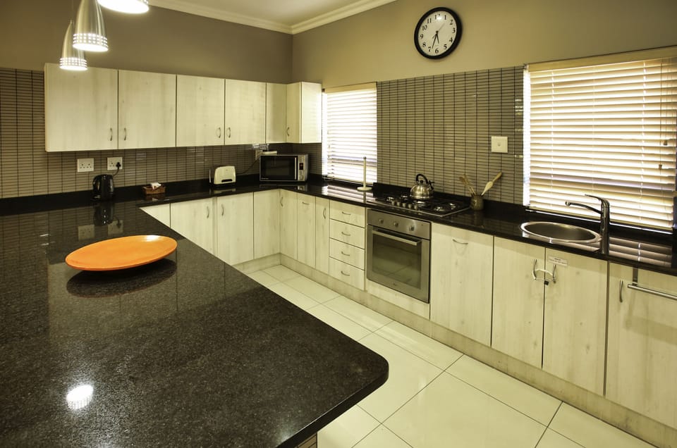 Comfort House | Private kitchen | Full-size fridge, microwave, oven, stovetop