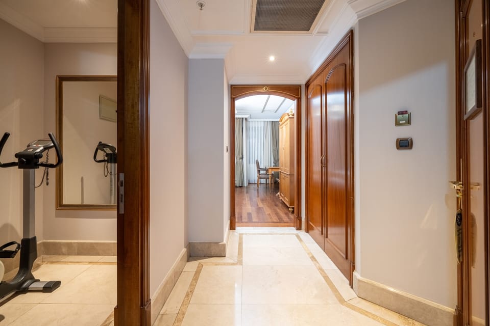Delux Connectined Room | Premium bedding, minibar, in-room safe, desk