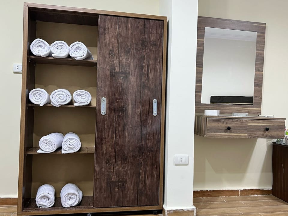 Basic Room | Desk, soundproofing, free WiFi