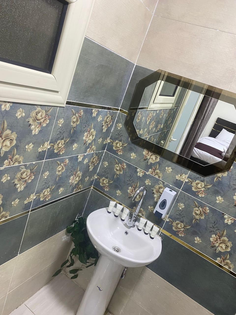 Basic Room | Bathroom | Free toiletries, hair dryer, slippers