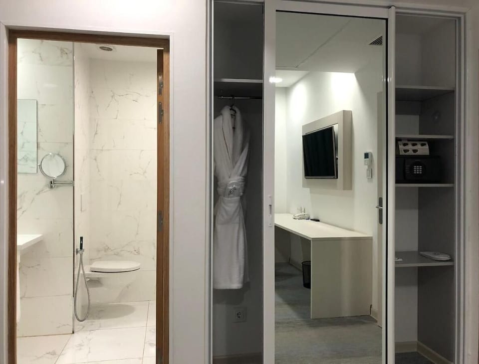 Standard Double or Twin Room | Bathroom | Free toiletries, hair dryer, bathrobes, slippers