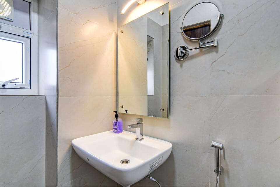Shower, rainfall showerhead, free toiletries, slippers