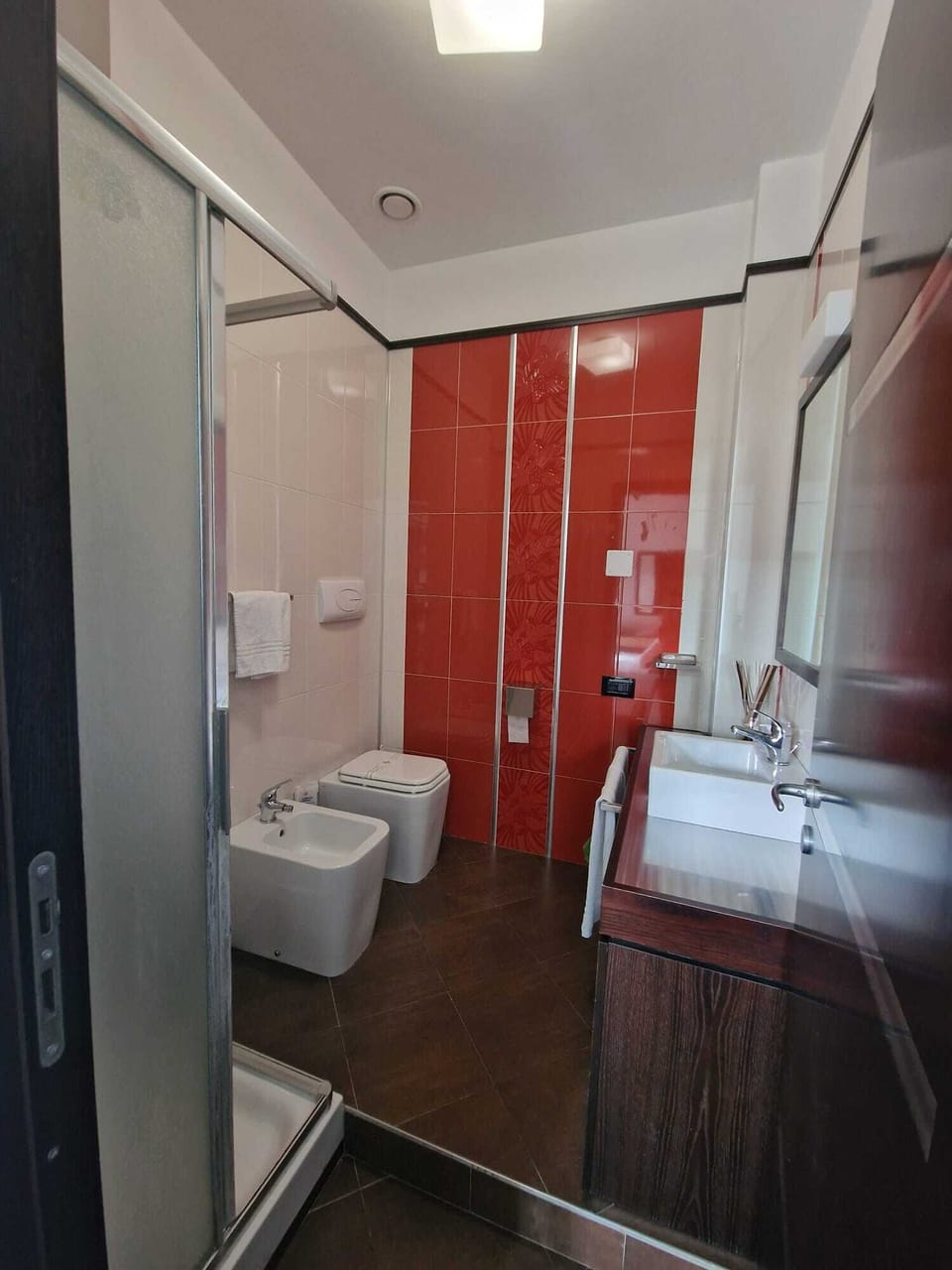 Deluxe Room, City View | Bathroom | Shower, bidet, towels