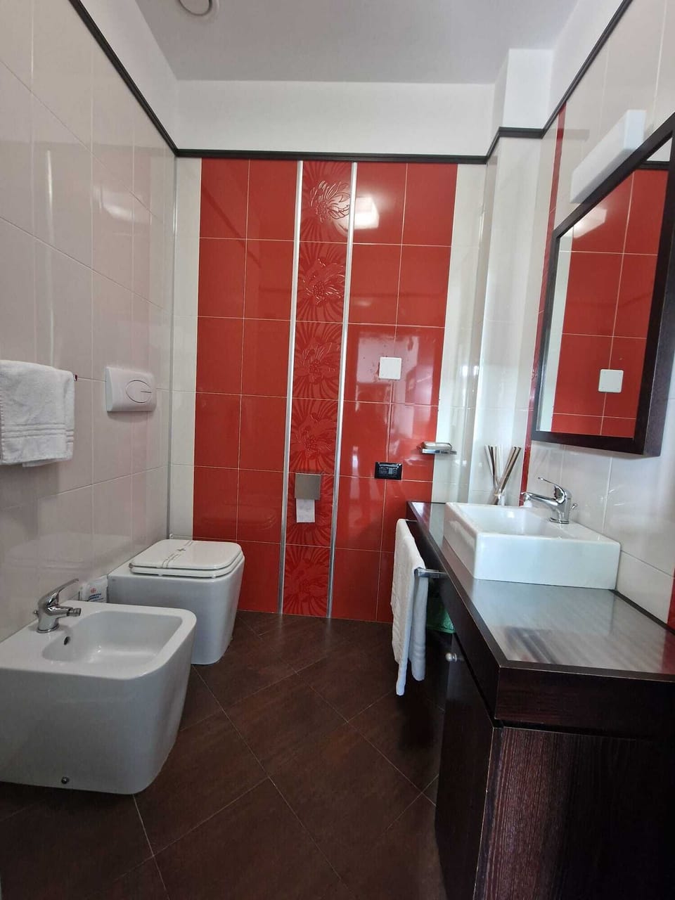 Basic Room | Bathroom | Shower, bidet, towels