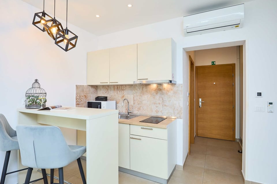 Apartment (0 Bedroom) | Private kitchen | Fridge, microwave, electric kettle, dining tables