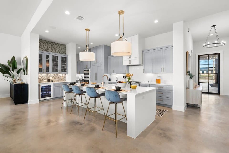 Modern Kitchen with Gas Stove Top and Duel Top and Bottom Ovens