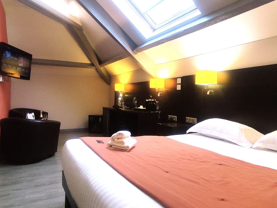 Premium Double Room | Premium bedding, individually decorated, individually furnished, desk