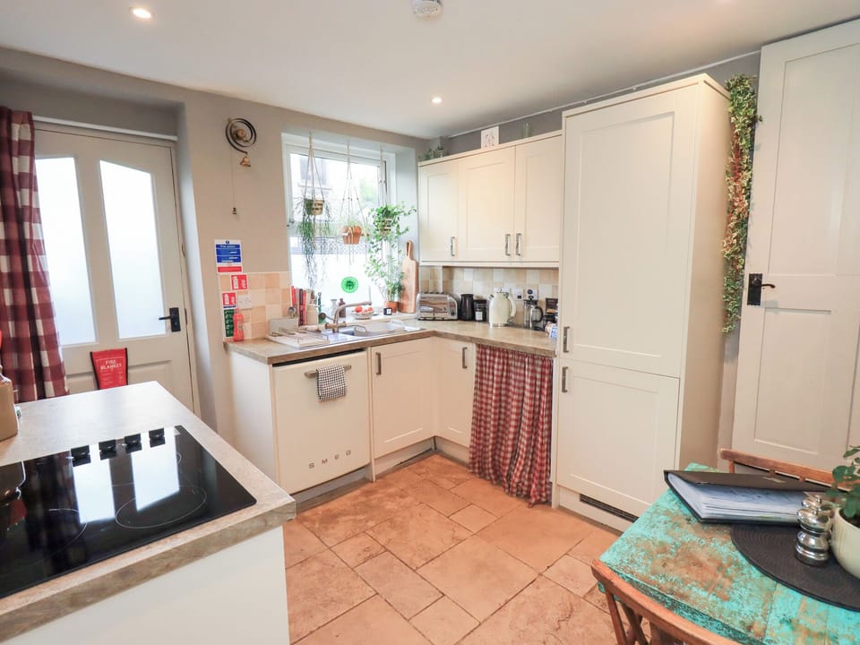 Cottage | Private kitchen | Dishwasher, electric kettle, toaster, cookware/dishes/utensils