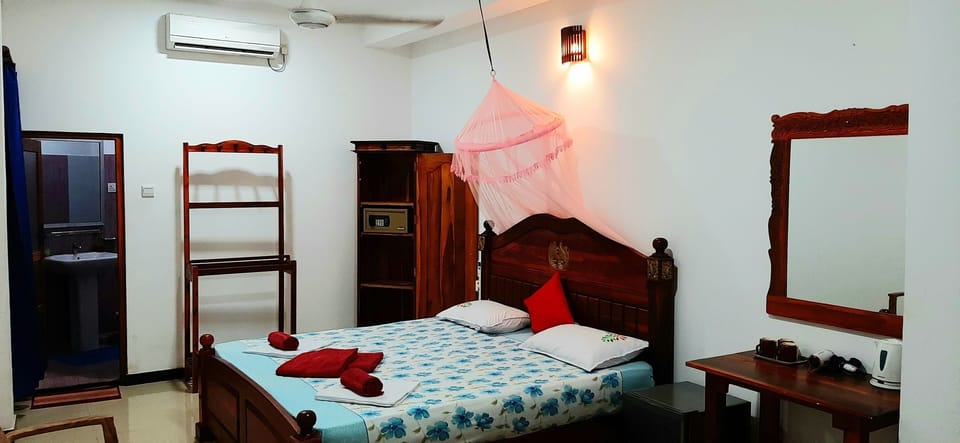 Minibar, desk, free WiFi, bed sheets