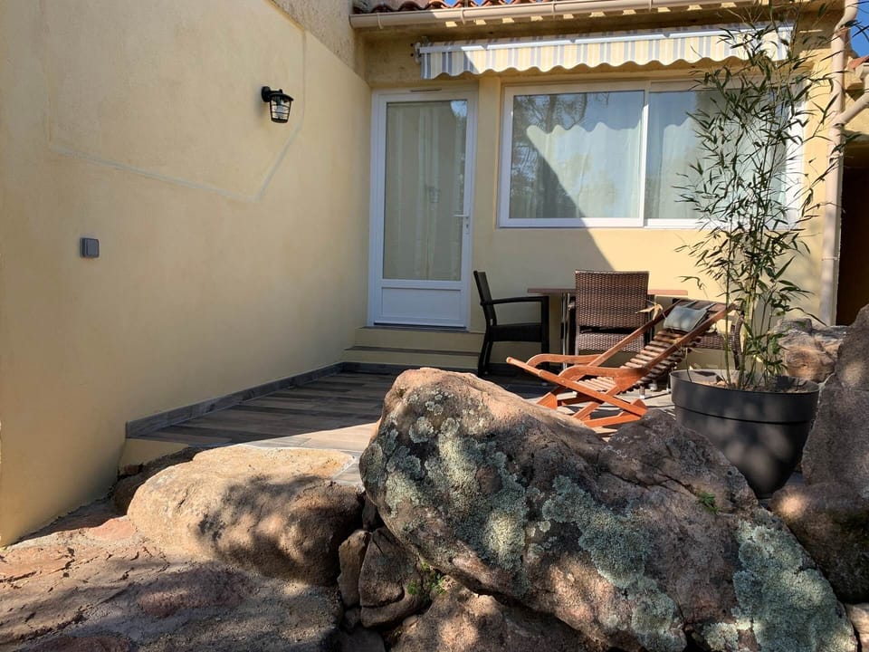 Terrasse privative ombragée par un store ban