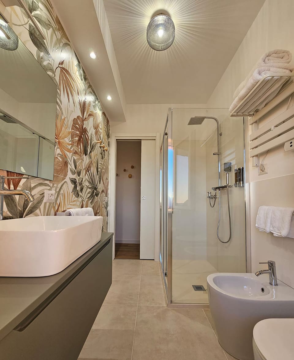 Deluxe Quadruple Room | Bathroom | Shower, hair dryer, bidet, towels