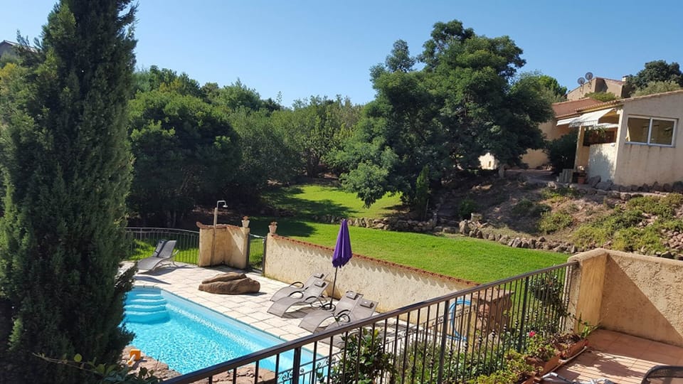 Jardin avec piscine à partager