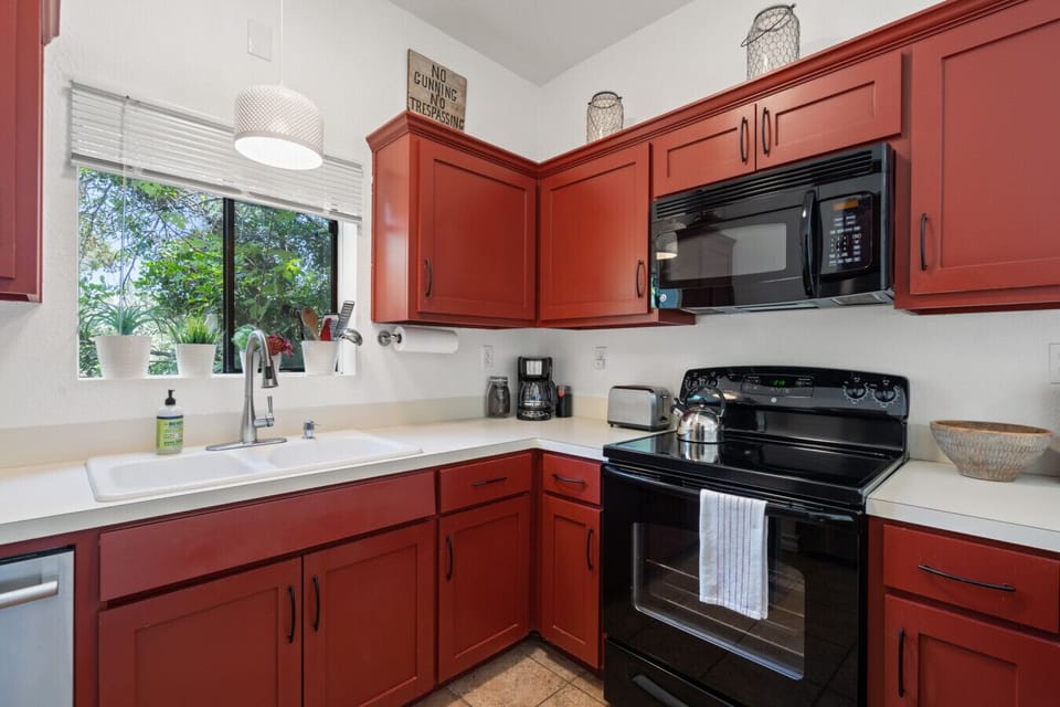 The kitchen is uncluttered but fully stocked. Appliances: stove, oven, dishwasher, microwave, drip coffeemaker, bean grinder, full fridge and freezer. We provide fresh beans and basic cooking supplies: pots, pans, salt, pepper, oil, spices, etc
