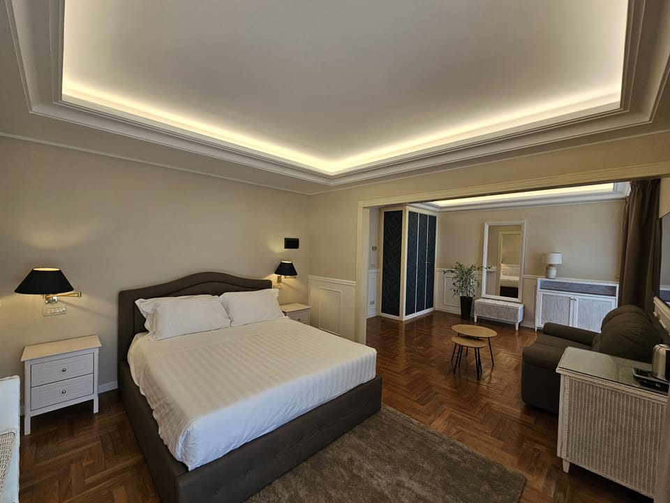 Suite | Hypo-allergenic bedding, down comforters, minibar, desk