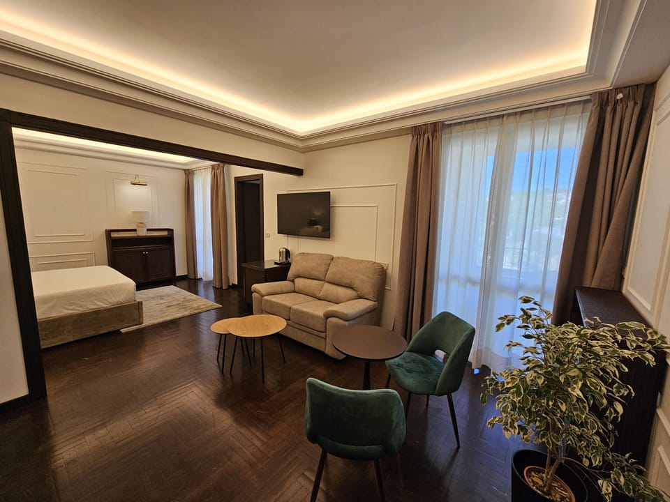 Suite | Hypo-allergenic bedding, down comforters, minibar, desk