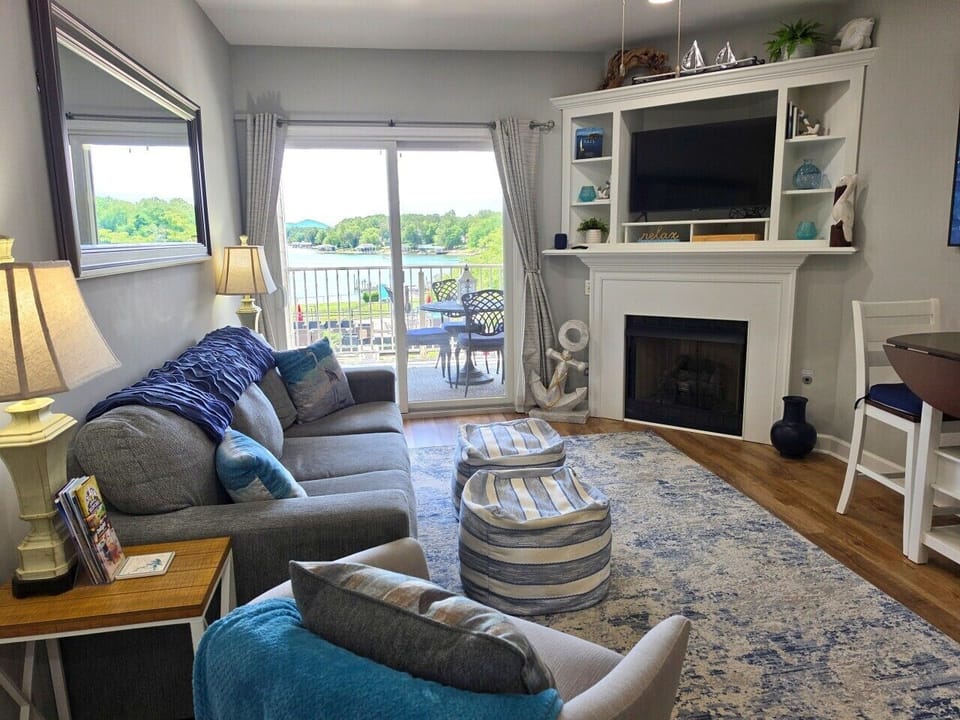 Relaxing waterfront living room