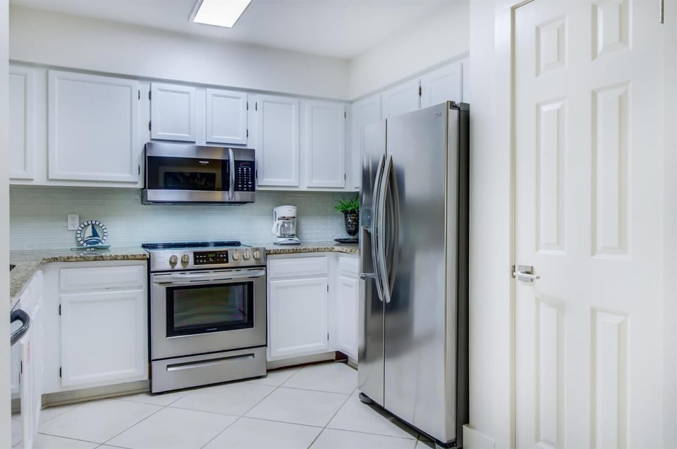 House, Multiple Beds (2C, Stay Salty) | Private kitchen | Oven