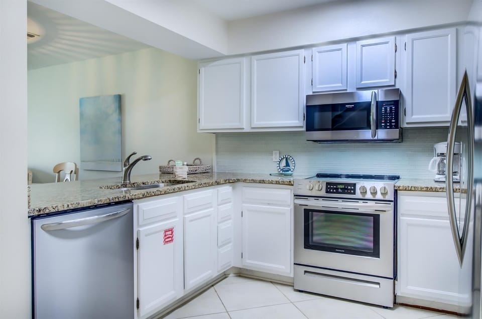 House, Multiple Beds (2C, Stay Salty) | Private kitchen | Oven