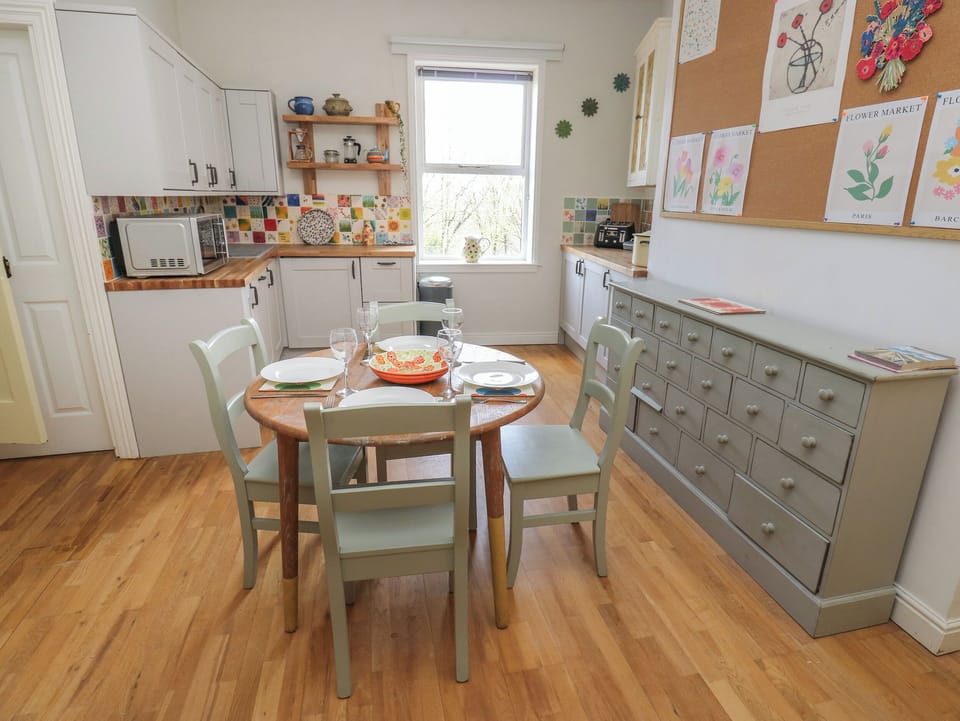 Cottage | Dining