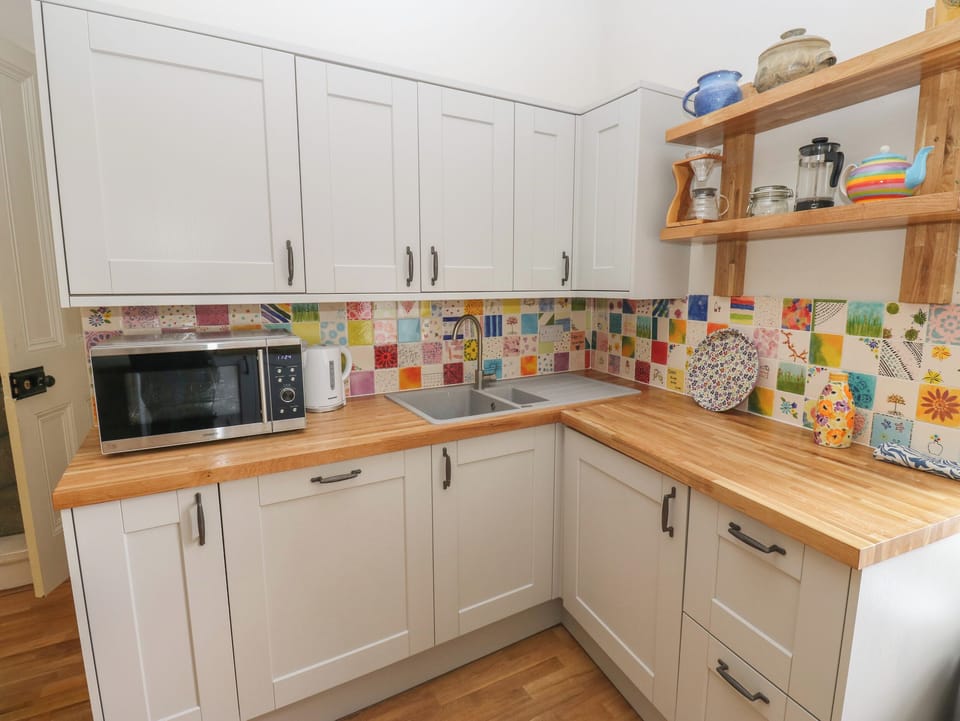 Cottage | Private kitchen | Fridge, dishwasher, electric kettle, toaster