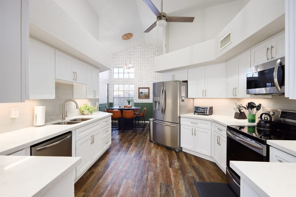 Kitchen: Beautifully Upgraded 