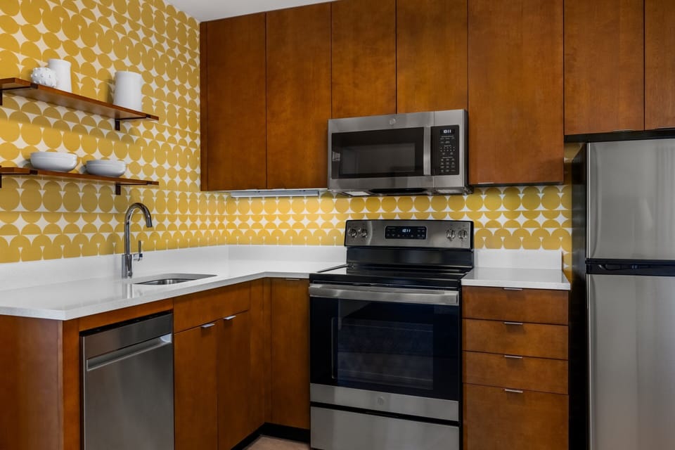 Full-size fridge, microwave, stovetop, dishwasher