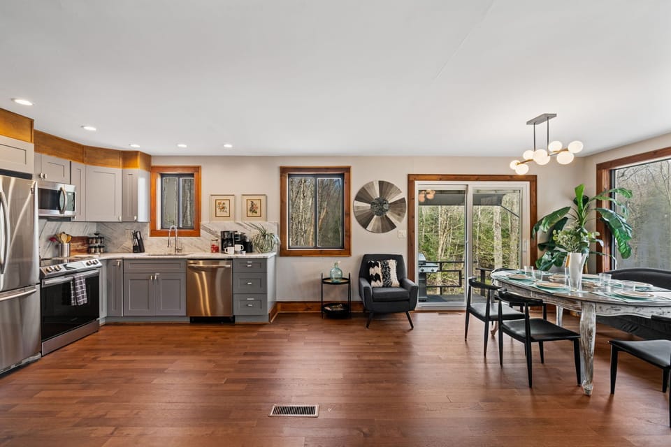 Full Kitchen | Dining | Lounge