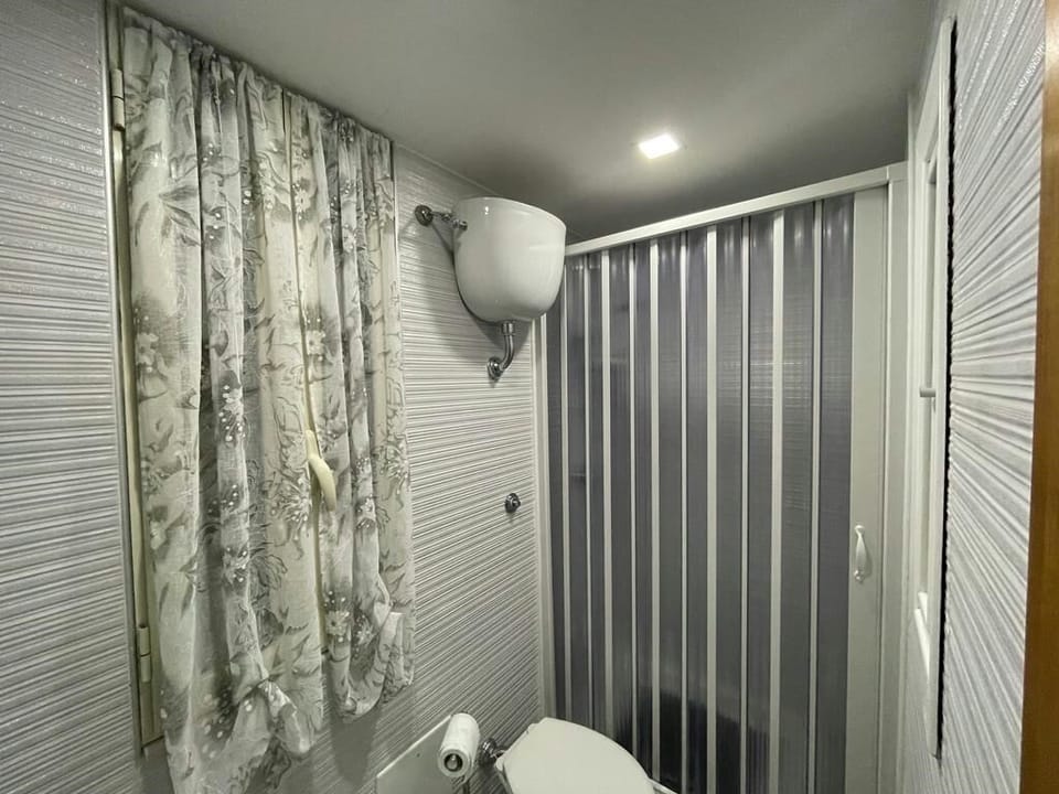 Elite Room | Bathroom | Shower, free toiletries, hair dryer, bathrobes