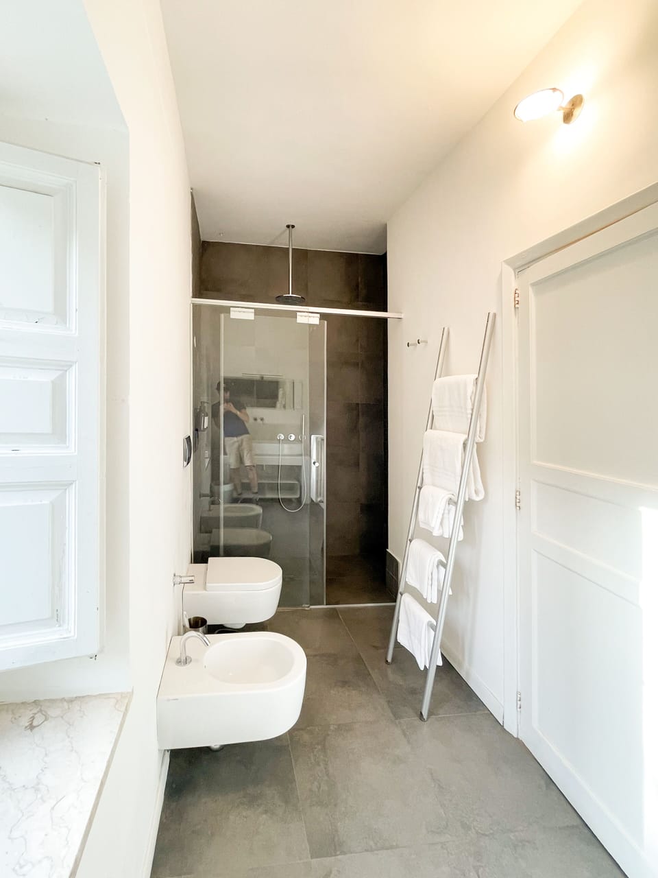 Standard Double Room | Bathroom | Shower, free toiletries, hair dryer, bidet