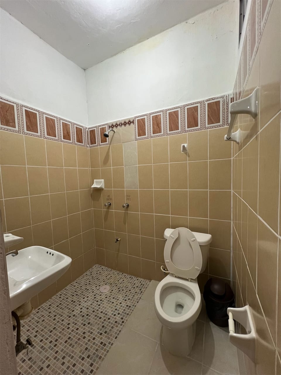 Basic Double or Twin Room | Bathroom | Towels