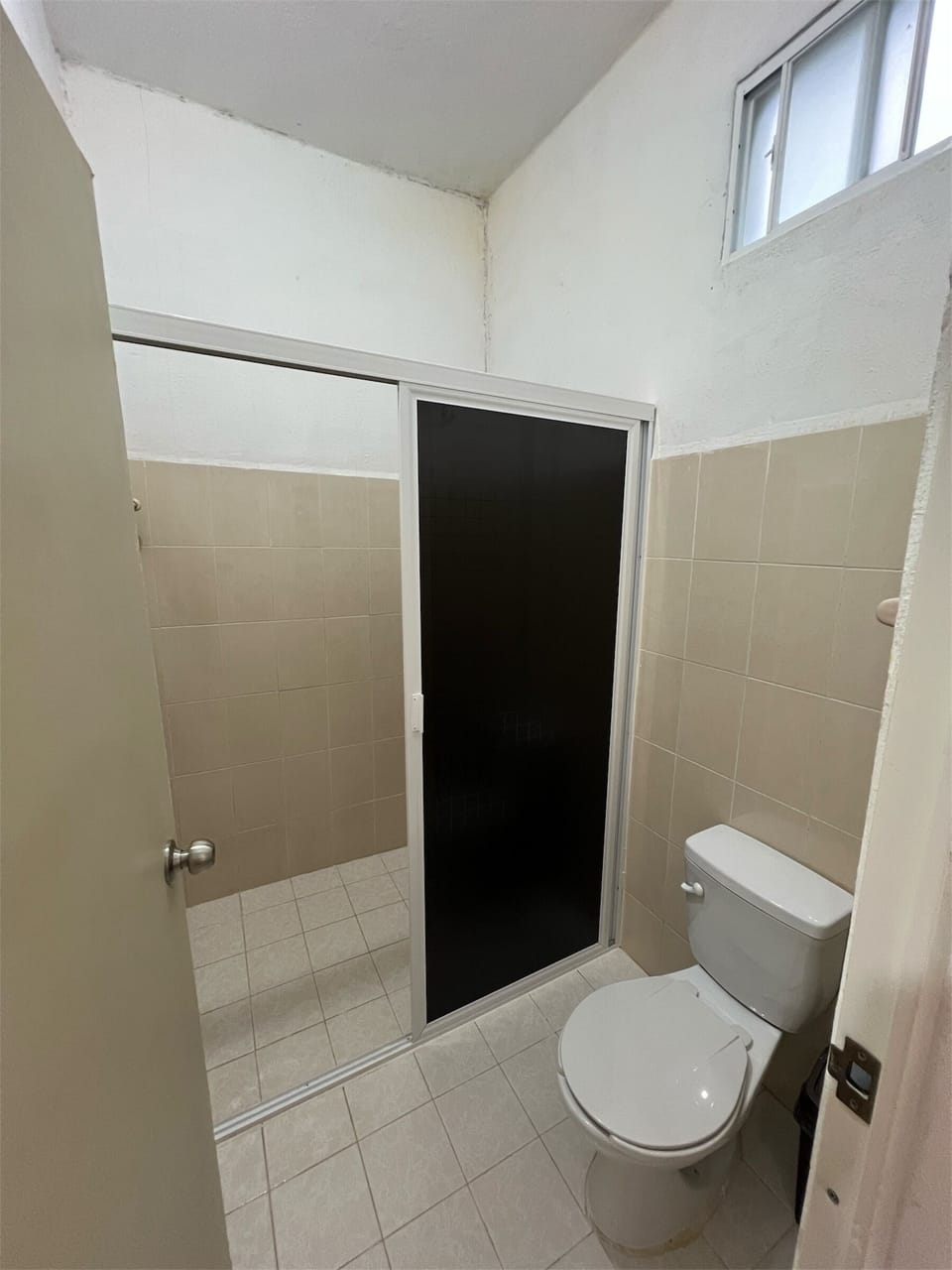 Basic Single Room | Bathroom | Towels
