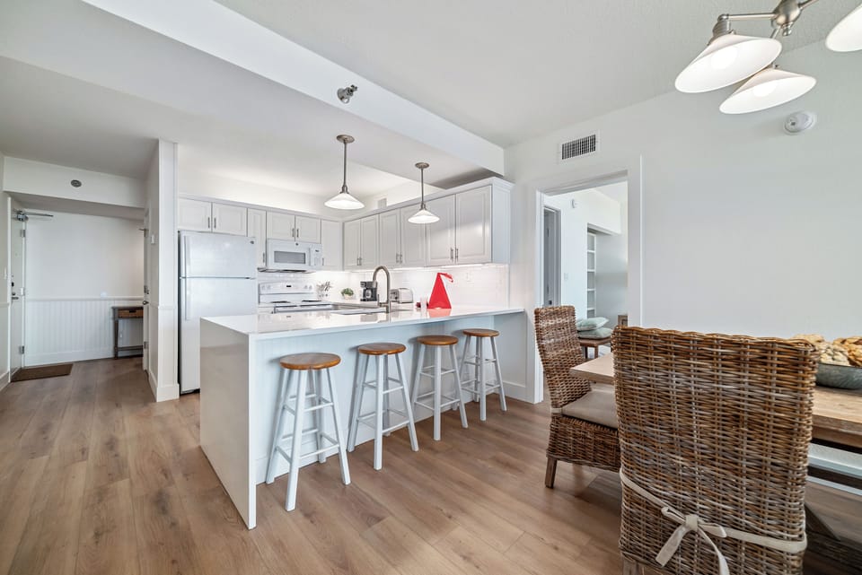 Breakfast bar and kitchen