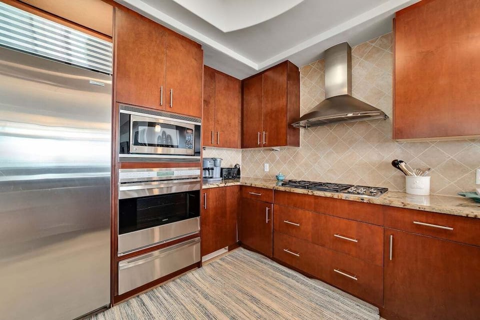 Kitchen with a gas stovetop!