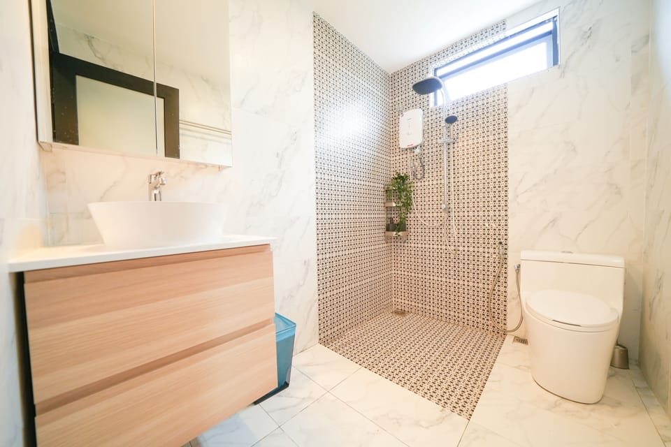 Family Suite | Bathroom | Shower, rainfall showerhead, hair dryer, bidet