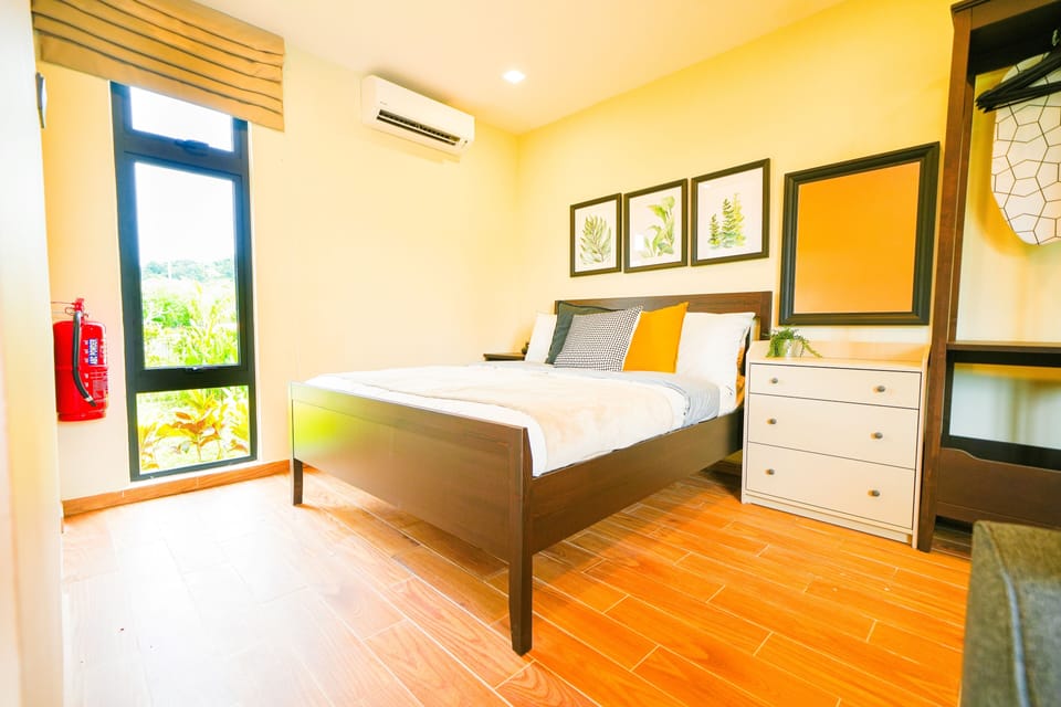 Premium Studio Suite | Minibar, iron/ironing board, free WiFi, bed sheets